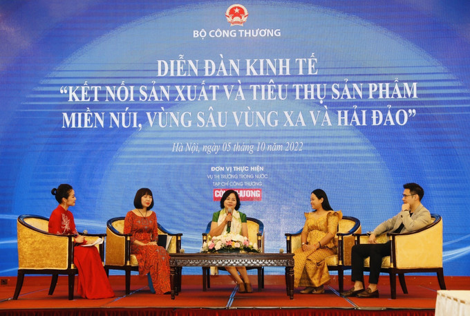 Các diễn giả thảo luận về giải pháp hỗ trợ sản xuất, tiêu thụ sản phẩm miền núi, hải đảo. Ảnh: Trần Việt - TTXVN Đưa đặc sản miền núi, vùng sâu, vùng xa vào sâu hệ thống phân phối ảnh 1