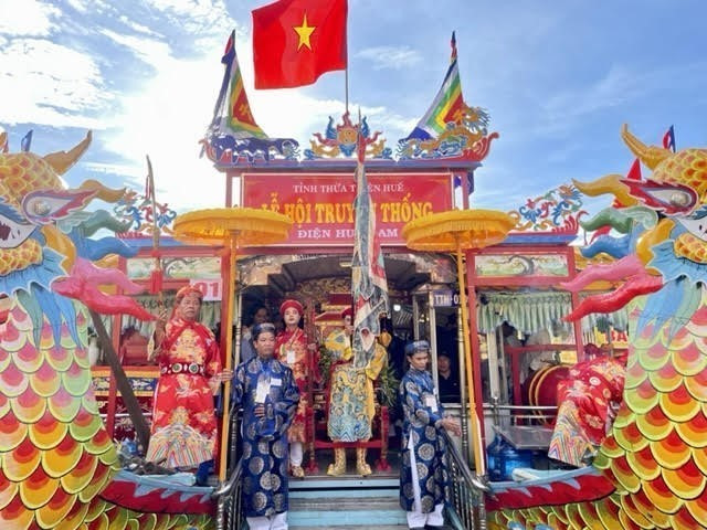 Bằng án (tức Thuyền Rồng đôi) cung nghinh Thánh Mẫu từ Thánh đường Thiên Tiên Thánh giáo (Thành phố Huế) về Điện Huệ Nam. Ảnh: Mai Trang-TTXVN Lễ hội Điện Huệ Nam - Festival văn hóa dân gian, cộng đồng đặc trưng của vùng đất Cố đô Huế ảnh 3