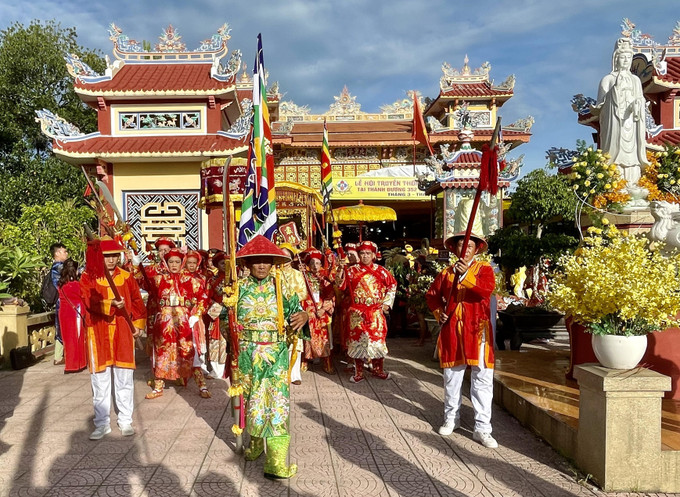 Đoàn cung nghinh Thánh Mẫu tại Lễ hội Điện Huệ Nam. Ảnh: Mai Trang-TTXVN Lễ hội Điện Huệ Nam - Festival văn hóa dân gian, cộng đồng đặc trưng của vùng đất Cố đô Huế ảnh 5