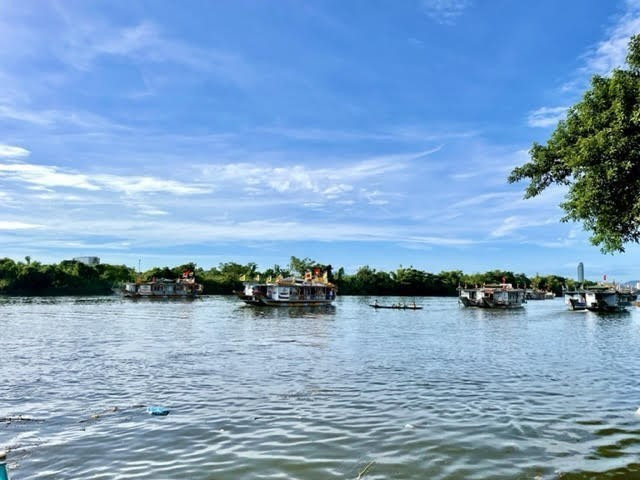 Đoàn thuyền rước Thánh xuôi dòng sông Hương lên thượng nguồn đến Điện Huệ Nam. Ảnh: Mai Trang-TTXVN Lễ hội Điện Huệ Nam - Festival văn hóa dân gian, cộng đồng đặc trưng của vùng đất Cố đô Huế ảnh 1
