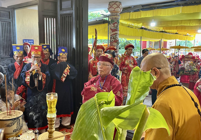 Làm lễ cung nghinh Thánh Mẫu và Hội đồng Tứ Phủ đến Điện Huệ Nam. Ảnh: Mai Trang-TTXVN Lễ hội Điện Huệ Nam - Festival văn hóa dân gian, cộng đồng đặc trưng của vùng đất Cố đô Huế ảnh 6