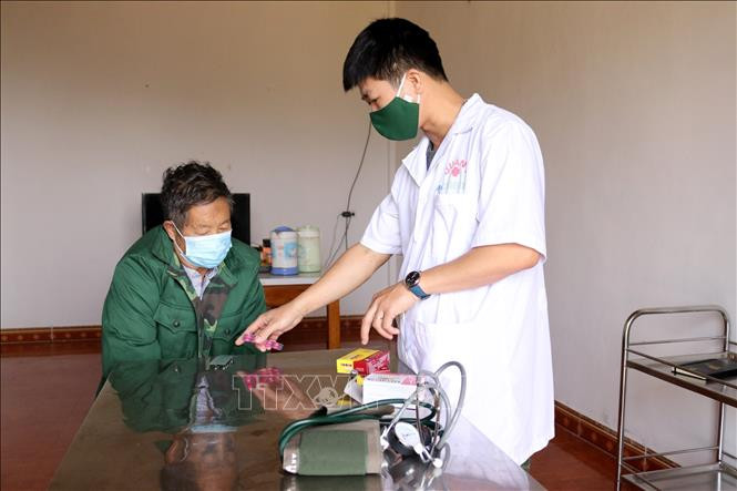 Người dân được khám, cấp phát thuốc miễn phí khi đến với “Tủ thuốc biên cương”. Ảnh: Văn Tý-TTXVN Đồn biên phòng Phúc Sơn cánh tay nối dài của y tế cơ sở vùng biên ảnh 3