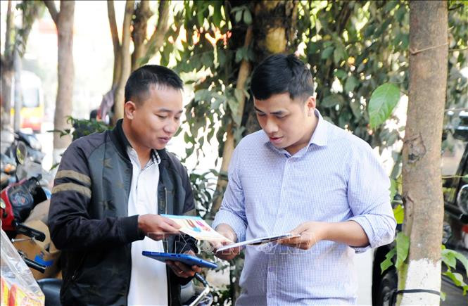 Tuyên truyền cho người lao động tự do trên địa bàn huyện Thuận Châu về chính sách Bảo hiểm xã hội tự nguyện. Ảnh: Quang Quyết - TTXVN Phát triển đối tượng tham gia bảo hiểm xã hội tự nguyện tại huyện miền núi Thuận Châu ảnh 3