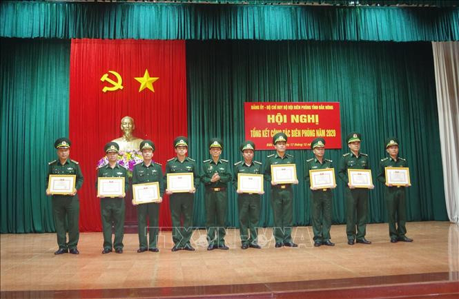 Lãnh đạo Bộ Chỉ huy Bộ đội Biên phòng tỉnh Đắk Nông tặng danh hiệu “Chiến sỹ thi đua cho những cá nhân” xuất sắc. Ảnh: Ngọc Minh - TTXVN Bộ đội Biên phòng Đắk Nông thực hiện tốt nhiệm vụ vừa bảo vệ biên giới, vừa phòng chống dịch ảnh 2
