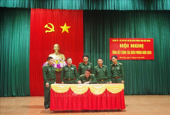 Đại diện các đơn vị ký giao ước thi đua năm 2021. Ảnh: Ngọc Minh - TTXVN Bộ đội Biên phòng Đắk Nông thực hiện tốt nhiệm vụ vừa bảo vệ biên giới, vừa phòng chống dịch ảnh 3