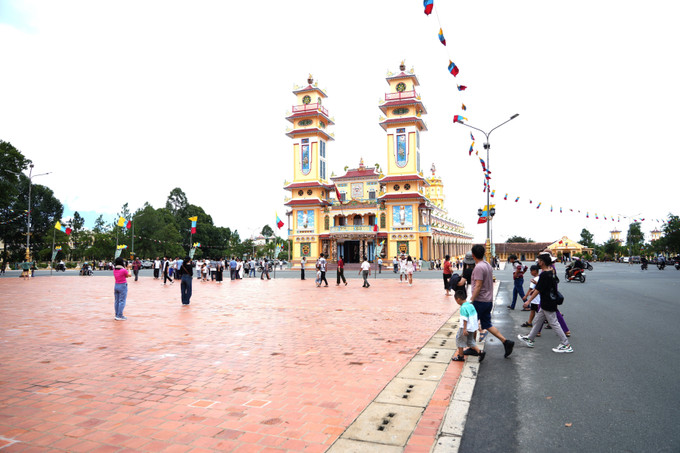 Nhiều du khách đến với Tòa thánh Cao đài Tây Ninh để tham quan và chiêm bái nhân dịp nghỉ Lễ Quốc khánh. Ảnh: Minh Phú - TTXVN Phát triển các sản phẩm trọng điểm, đánh thức tiềm năng du lịch Tây Ninh ảnh 1