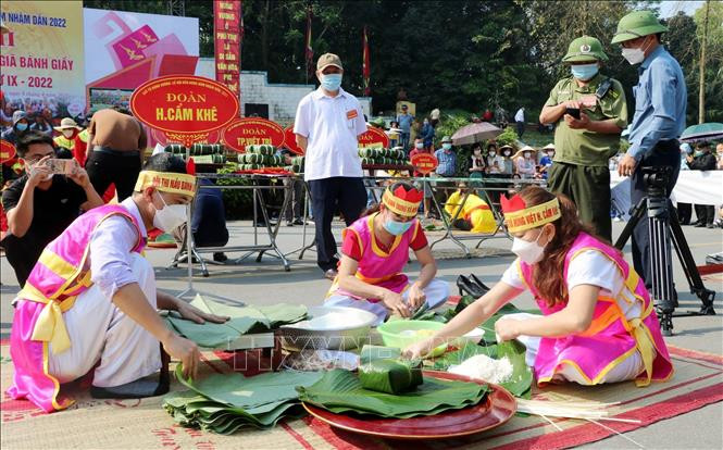 Đội thi gói, nấu bánh chưng huyện Cẩm Khê thực hiện phần thi gói bánh chưng. Ảnh: Trung Kiên - TTXVN. Giỗ Tổ Hùng Vương năm 2022: Hội thi gói, nấu bánh chưng và giã bánh giầy ảnh 7