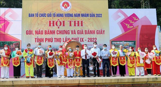 Ban tổ chức Hội thi trao cờ lưu niệm cho các đội dự thi. Ảnh: Trung Kiên - TTXVN Giỗ Tổ Hùng Vương năm 2022: Hội thi gói, nấu bánh chưng và giã bánh giầy ảnh 9