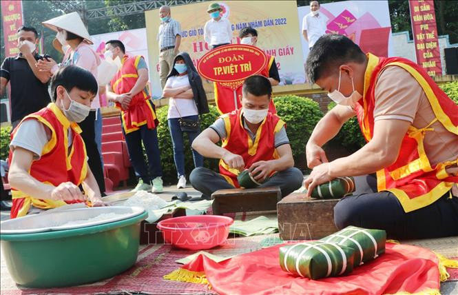 Đội thi gói, nấu bánh chưng thành phố Việt Trì thực hiện phần thi gói bánh chưng. Ảnh: Trung Kiên - TTXVN Giỗ Tổ Hùng Vương năm 2022: Hội thi gói, nấu bánh chưng và giã bánh giầy ảnh 3