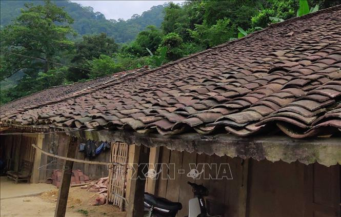 Những mái nhà ngói âm dương cổ kính ở xóm Hoài Khao. Ảnh: Quốc Đạt - TTXVN Xóm Hoài Khao – nơi bảo tồn môi trường sinh thái, văn hóa cổ truyền của người Dao Tiền ở Cao Bằng ảnh 1