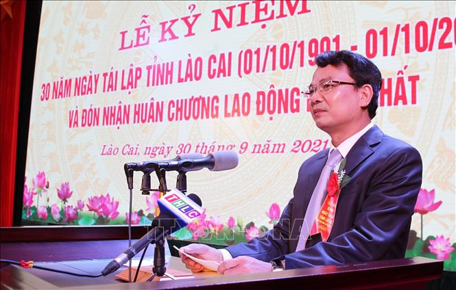 Đồng chí Đặng Xuân Phong, Ủy viên Trung ương Đảng, Bí thư Tỉnh ủy Lào Cai đọc diễn văn tại lễ kỷ niệm. Ảnh: Quốc Khánh - TTXVN Bộ trưởng Chủ nhiệm Ủy ban Dân tộc Hầu A Lềnh dự lễ kỷ niệm 30 năm ngày tái lập tỉnh Lào Cai ảnh 1