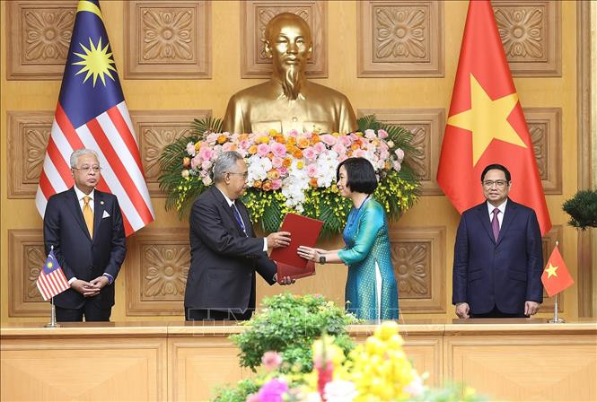 Tổng Giám đốc Thông tấn xã Việt Nam Vũ Việt Trang và Tổng biên tập Hãng thông tấn quốc gia Malaysia (BERNAMA) Khairdzir Md Yunus trao đổi Thỏa thuận hợp tác nghiệp vụ giữa Thông tấn xã Việt Nam và Hãng thông tấn quốc gia Malaysia. Ảnh: Dương Giang-TTXVN Thông tấn xã Việt Nam (TTXVN) và Hãng thông tấn quốc gia Malaysia (BERNAMA) tăng cường hợp tác ảnh 1