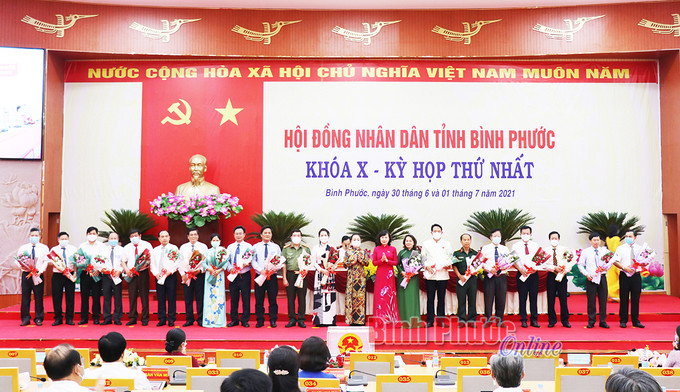 Thành viên UBND tỉnh khóa X, nhiệm kỳ 2021-2026 ra mắt tại kỳ họp. Ảnh: baobinhphuoc.com.vn Bầu lãnh đạo chủ chốt HĐND và UBND tỉnh Bình Phước ảnh 1