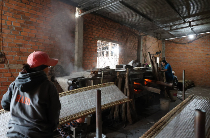 Lò tráng bánh của ông Nguyễn Văn Lâu, hộ có thâm niên hơn 30 năm làm bánh tráng, hiện mỗi ngày tráng hết gần 1 tấn nguyên liệu. Ảnh: Tuấn Anh – TTXVN Làng nghề bánh tráng Hòa Nhơn "chạy" đơn hàng Tết ảnh 3