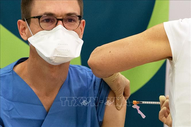 Nhân viên y tế tiêm chủng vaccine ngừa COVID-19 cho người dân tại Vienna, Áo. Ảnh: AFP/TTXVN Nghiên cứu mới của Pfizer/BioNTech cho thấy các kháng thể ngăn chặn Omicron vẫn tồn tại 4 tháng sau mũi vaccine thứ ba ảnh 1