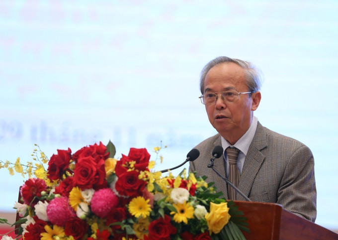 GS.TS Đinh Xuân Dũng, nguyên Phó Chủ tịch chuyên trách Hội đồng Lý luận, phê bình văn học, nghệ thuật Trung ương trình bày tham luận: "Tính cấp thiết và những yêu cầu đặt ra đối với việc xây dựng, thực hiện hệ giá trị quốc gia, hệ giá trị văn hoá, hệ giá trị gia đình và chuẩn mực con người Việt Nam trong thời kỳ mới”. Ảnh: Hoàng Hiếu - TTXVN Định hình hệ giá trị con người Việt Nam đương đại đáp ứng yêu cầu thời kỳ mới ảnh 3