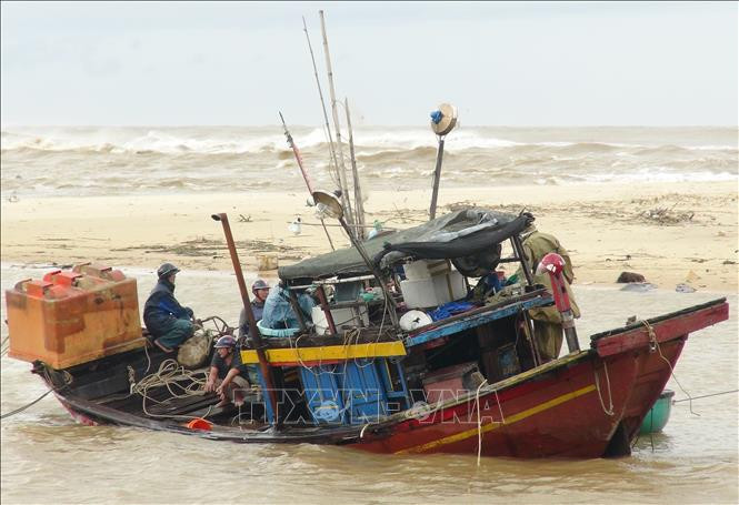Bão số 13 làm trôi dạt tàu cá của ngư dân. Ảnh: Đức Thọ - TTXVN Quảng Bình khẩn trương khắc phục ảnh hưởng bão số 13 ảnh 2