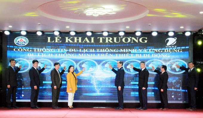 Các đại biểu ấn nút khai trương “Cổng thông tin du lịch thông minh và ứng dụng du lịch thông minh trên thiết bị di động” Ảnh: Thái Thuần - TTXVN Lạng Sơn khai trương ứng dụng du lịch thông minh trên thiết bị di động ảnh 1