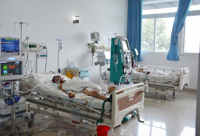 Vào thời điểm thu hoạch hồ tiêu mỗi năm, Bệnh viện Đa khoa vùng Tây Nguyên tiếp nhận khoảng 20 - 30 bệnh nhân bị tai nạn thương tích do hái tiêu. Ảnh: Hoài Thu – TTXVN Cảnh báo rủi ro khi thu hái hồ tiêu ảnh 4