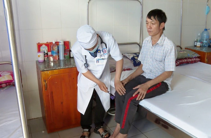 Ông Dương Thành, xã Cư Ni, huyện Ea Kar bị ngã khi hái tiêu từ độ cao 4m vào năm 2022 đang điều trị tại Bệnh viện Y học Cổ truyền tỉnh Đắk Lắk. Ảnh: TTXVN Cảnh báo rủi ro khi thu hái hồ tiêu ảnh 2