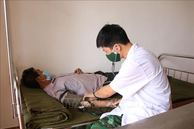Mỗi tháng, “Tủ thuốc biên cương” của Đồn biên phòng cửa khẩu Quốc tế Nậm Cắn (thôn Huổi Pốc, xã Nậm Cắn) khám chữa bệnh cho 60-80 lượt người. Ảnh: Văn Tý-TTXVN Đồn biên phòng Phúc Sơn cánh tay nối dài của y tế cơ sở vùng biên ảnh 4