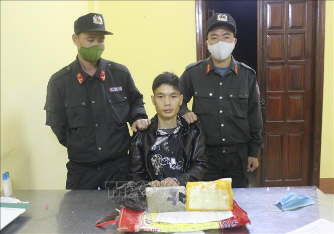 Đối tượng Lò Văn Thoản tại cơ quan Công an. Ảnh: TTXVN Bắt 2 đối tượng Lò Văn Thoản và Lường Văn Luyến mua bán, vận chuyển trái phép ma túy ảnh 1