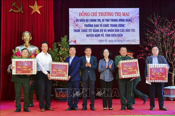 Trưởng Ban Tổ chức Trung ương Trương Thị Mai tặng quà Tết cho Đảng bộ, chính quyền và lực lượng vũ trang huyện Nậm Pồ, tỉnh Điện Biên. Ảnh: Xuân Tư – TTXVN Trưởng ban Tổ chức Trung ương Trương Thị Mai thăm, chúc Tết tại tỉnh Điện Biên ảnh 3