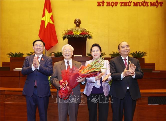 Chủ tịch Quốc hội Vương Đình Huệ và các đồng chí lãnh đạo Đảng, Nhà nước tặng hoa đồng chí Nguyễn Phú Trọng. Ảnh: Trí Dũng - TTXVN Kỳ họp thứ 11, Quốc hội khóa XIV: Quốc hội thông qua Nghị quyết về việc miễn nhiệm chức vụ Chủ tịch nước đối với ông Nguyễn Phú Trọng ảnh 2