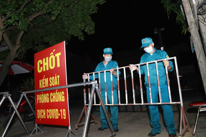 Một chốt kiểm soát cách ly y tế tại thôn Tiền Phong, xã Tân Phong huyện Bình Xuyên, Vĩnh Phúc. Ảnh: Hoàng Hùng - TTXVN Ban Chỉ đạo Quốc gia đề nghị thực hiện nghiêm cách ly tập trung và quản lý sau cách ly ảnh 1