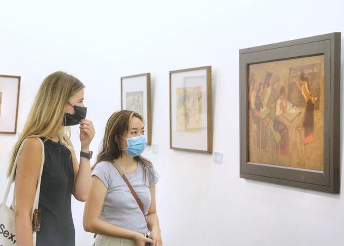 Khách tham quan triển lãm. Ảnh: Tuấn Đức - TTXVN Khai mạc Triển lãm mỹ thuật “Truyền thống hiếu học” ảnh 4