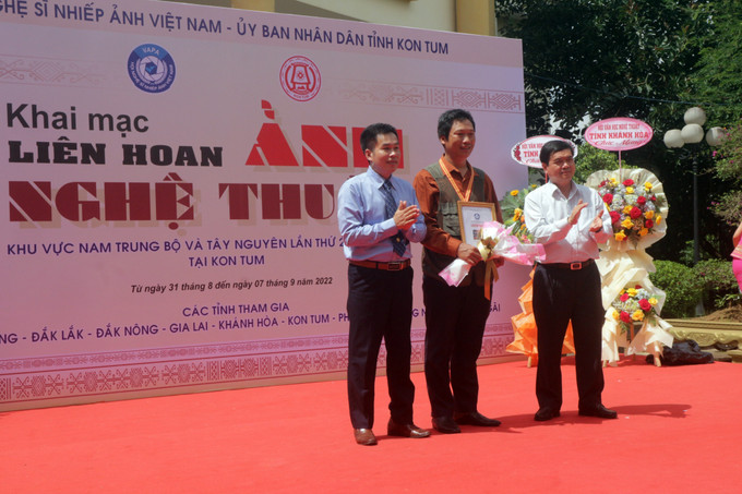 Trao Huy chương Vàng cho tác phẩm “Cuộc chiến với lửa ngày mùng 3 Tết” của tác giả Huỳnh Văn Truyền (Đà Nẵng). Ảnh: Khoa Chương - TTXVN Liên hoan Ảnh nghệ thuật khu vực Nam Trung Bộ và Tây Nguyên năm 2022 ảnh 1