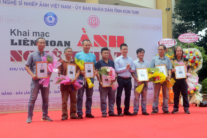 Trao giải cho các tác phẩm đoạt giải tại Liên hoan Ảnh nghệ thuật Khu vực Nam Trung Bộ & Tây Nguyên lần thứ 27 năm 2022. Ảnh: Khoa Chương - TTXVN Liên hoan Ảnh nghệ thuật khu vực Nam Trung Bộ và Tây Nguyên năm 2022 ảnh 2