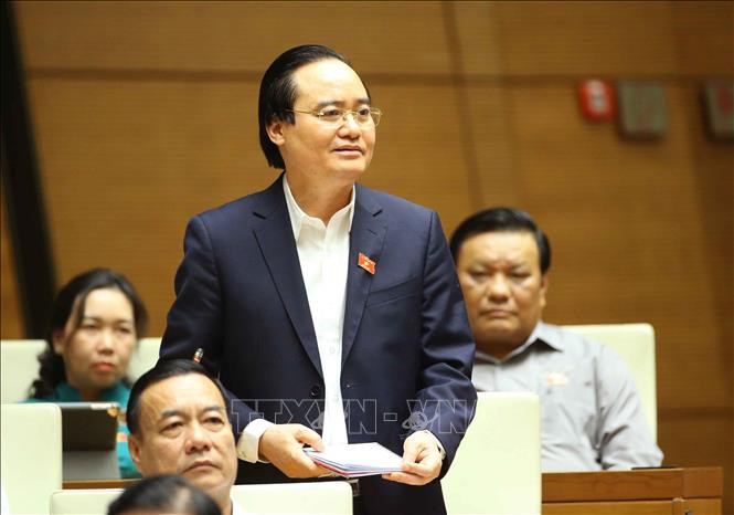 Bộ trưởng Bộ Giáo dục và Đào tạo Phùng Xuân Nhạ trả lời câu hỏi chất vấn. Ảnh: Doãn Tấn - TTXVN Kỳ họp thứ 10, Quốc hội khóa XIV: Rà soát kinh phí xây dựng chương trình giáo dục phổ thông mới ảnh 1