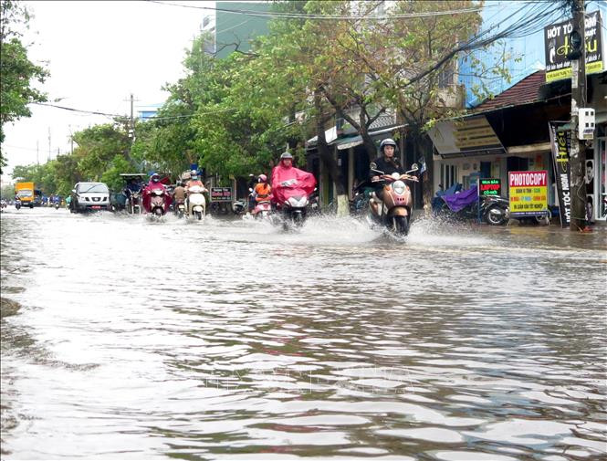Mưa lớn khiến tuyến đường Quang Trung, thành phố Quảng Ngãi ngập nặng. Ảnh: Lê Ngọc Phước - TTXVN Quảng Ngãi sơ tán 800 hộ dân ra khỏi vùng bị ảnh hưởng bởi nước lũ dâng cao ảnh 1