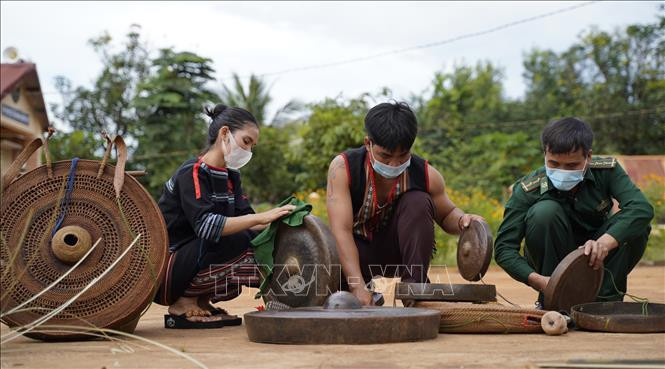 Lau cồng, chiêng trước khi mặc áo mới. Ảnh: Hồng Điệp - TTXVN Gia Lai: Đan áo mới cho cồng, chiêng ảnh 1
