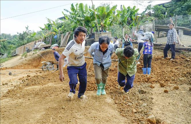 Người dân san đất làm nhà mới theo chương trình hỗ trợ nhà cho hộ nghèo của Bộ Công an. Ảnh: Xuân Tư – TTXVN Dồn sức hoàn thiện hơn 1.000 nhà ở mới cho hộ nghèo huyện vùng cao Điện Biên Đông ảnh 3