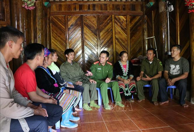 Lực lượng công an chính quy xã thường xuyên xuống bản tuyên truyền người dân không tái trồng cây thuốc phiện và tác hại của ma túy tại bản Sin Suối Hồ. Ảnh: Quý Trung - TTXVN Hiệu quả từ chi trả dịch vụ môi trường rừng (Bài 1) ảnh 1