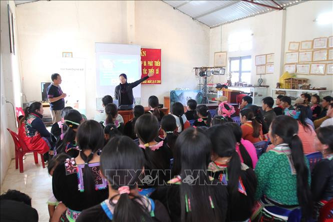 Trưởng bản Vàng A Chỉnh cùng các cán bộ văn hóa của tỉnh Lai Châu tổ chức họp bản, hướng dẫn cho bà con cách làm du lịch cộng đồng, thay đổi nếp ăn, ở theo hướng văn minh, gìn giữ môi trường, bảo tồn những nét văn hóa đặc sắc của người Mông ở Sin Suối Hồ. Ảnh: Hoàng Nam-TTXVN Hiệu quả từ chi trả dịch vụ môi trường rừng (Bài 1) ảnh 2