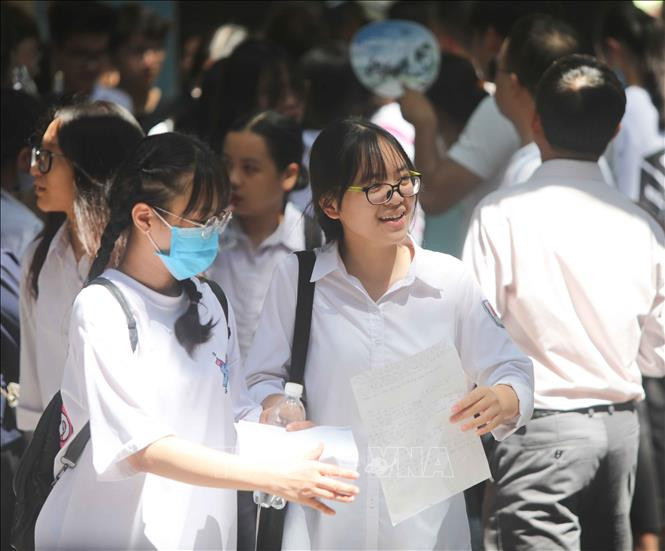 Thí sinh hoàn thành môn thi đầu tiên. Ảnh: Thanh Tùng - TTXVN Từ ngày 3 - 5/8, học sinh trúng tuyển lớp 10 phải xác nhận nhập học ảnh 1