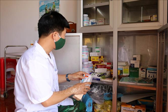 Đa số vẫn thuốc vẫn là các loại thuốc trang cấp cho các đơn vị chưa dùng hết. Ảnh: Văn Tý-TTXVN Đồn biên phòng Phúc Sơn cánh tay nối dài của y tế cơ sở vùng biên ảnh 5