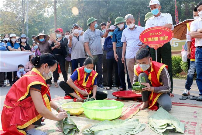 Đội thi gói, nấu bánh chưng huyện Thanh Thủy thực hiện phần thi gói bánh chưng. Ảnh: Trung Kiên - TTXVN. Giỗ Tổ Hùng Vương năm 2022: Hội thi gói, nấu bánh chưng và giã bánh giầy ảnh 4