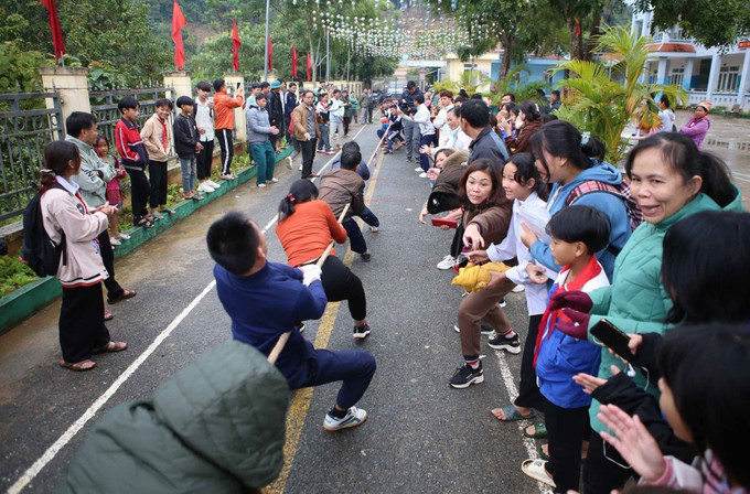 Thi đấu kéo co trong Tết cổ truyền của người dân tộc Si La. Ảnh: Quý Trung – TTXVN Độc đáo Tết cổ truyền của dân tộc Si La ở Can Hồ ảnh 16