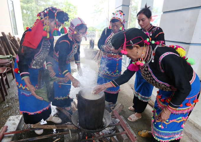 Các thành viên trong gia đình đồ xôi để giã bánh giầy. Ảnh: Quý Trung – TTXVN Độc đáo Tết cổ truyền của dân tộc Si La ở Can Hồ ảnh 4