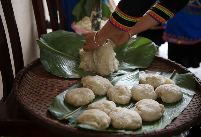 Bánh giầy được làm từ những bàn tay khéo léo của phụ nữ dân tộc Si La. Ảnh: Quý Trung – TTXVN Độc đáo Tết cổ truyền của dân tộc Si La ở Can Hồ ảnh 6