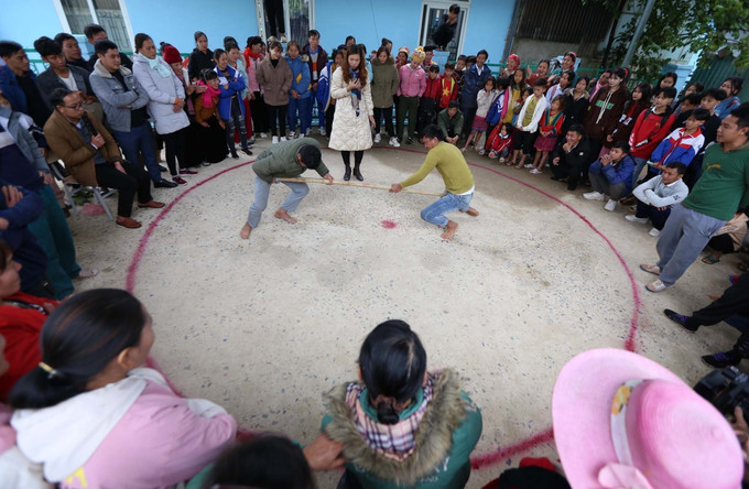 Thi đấu môn thi đấu đẩy gậy trong Tết cổ truyền của người dân tộc Si La. Ảnh: Quý Trung – TTXVN Độc đáo Tết cổ truyền của dân tộc Si La ở Can Hồ ảnh 15
