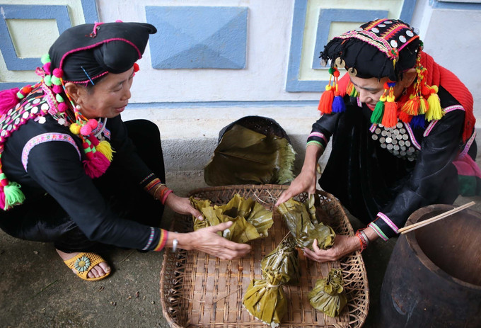 Phụ nữ dân tộc Si La chuẩn bị các lễ vật để cúng tổ tiên và thần linh. Ảnh: Quý Trung – TTXVN Độc đáo Tết cổ truyền của dân tộc Si La ở Can Hồ ảnh 9