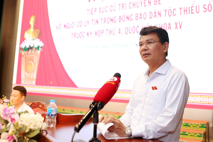 Đồng chí Đặng Xuân Phong, Uỷ viên Trung ương Đảng, Bí thư Tỉnh uỷ, Trưởng đoàn đại biểu quốc hội tỉnh Lào Cai trả lời các câu hỏi của cử tri trong thẩm quyền phạm vi tỉnh. Ảnh: Quốc Khánh - TTXVN Lào Cai tiếp tục quan tâm hỗ trợ vùng dân tộc thiểu số với chính sách đặc thù ảnh 3