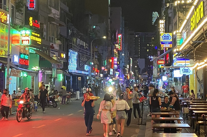 Phố Bùi Viện là nơi tập trung nhiều quán bar, vũ trường nhiều nhất tại TP Hồ Chí Minh. Ảnh: Mạnh Linh - TTXVN Cơ hội mới cho du lịch (Bài 2) ảnh 2
