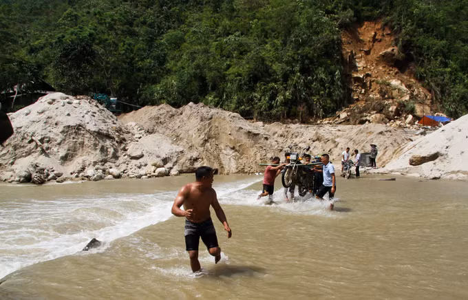 Chung tay khắc phục hậu quả thiên tai nơi tâm lũ Xuân Minh ảnh 2
