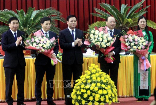 Chủ tịch UBND tỉnh Thái Bình Nguyễn Khắc Thận (giữa) tặng hoa chúc mừng các đồng chí được bầu giữ các chức danh Phó Chủ tịch HĐND và UBND tỉnh. Ảnh: Thế Duyệt – TTXVN Thái Bình kiện toàn chức danh Phó Chủ tịch HĐND và Phó Chủ tịch UBND tỉnh ảnh 1
